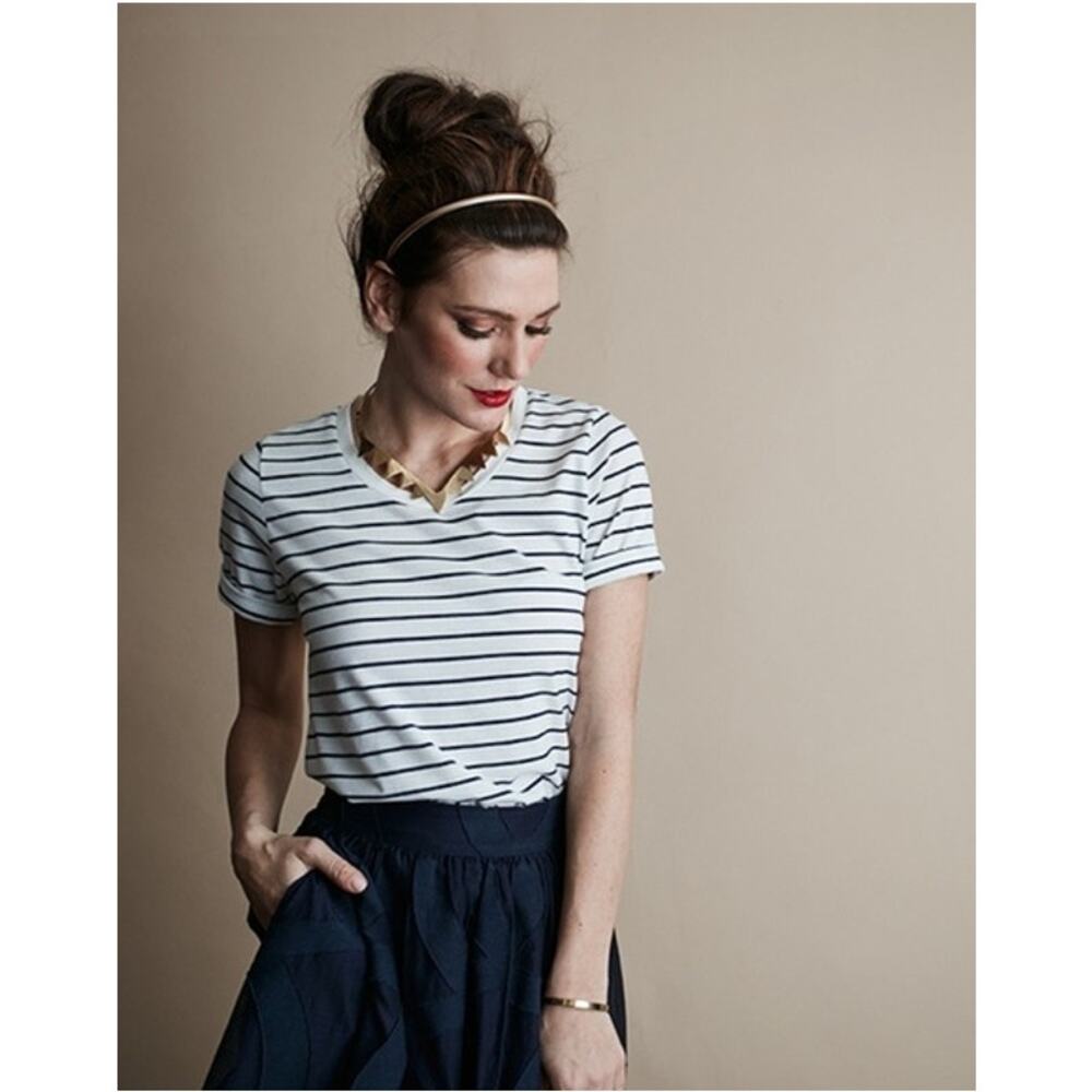 Elizabeth & Clarke “The Ash” Navy Striped Tee Size 8 (Fits Like Small/Med) 💙⚓💙